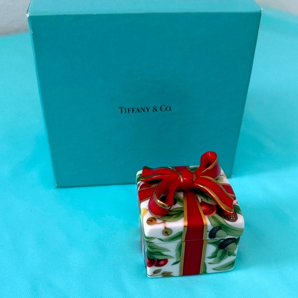 🩵Tiffany & Co. Porcelain Christmas Trinket Box - Picture 1 of 13